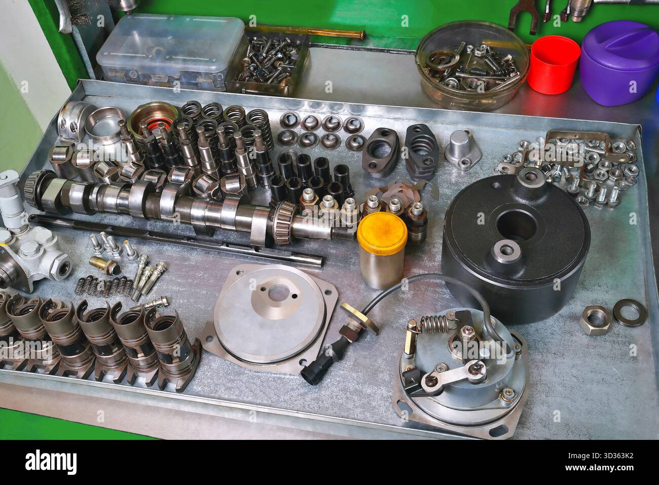 riparazione della pompa di alimentazione per auto, riparazione di parti e accessori, banco di lavoro in officina, assistenza camion, primo piano, focalizzazione selettiva Foto Stock