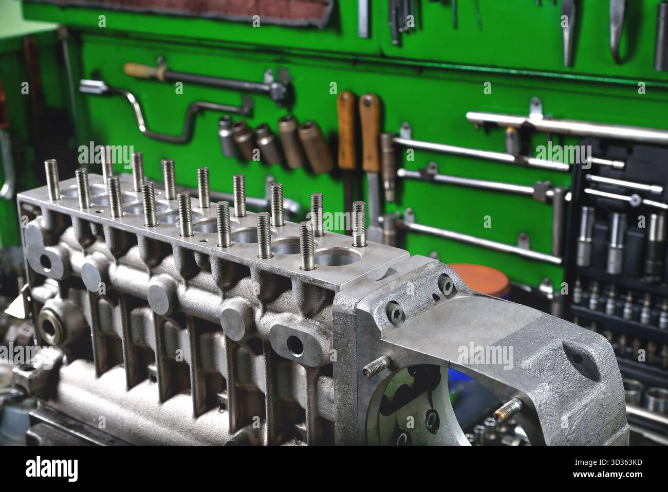 riparazione della pompa di alimentazione per auto, alloggiamento della pompa di alimentazione per camion sul banco di lavoro in servizio, attrezzi di riparazione e banco di lavoro in officina, assistenza per camion, primo piano, focus selettivo Foto Stock