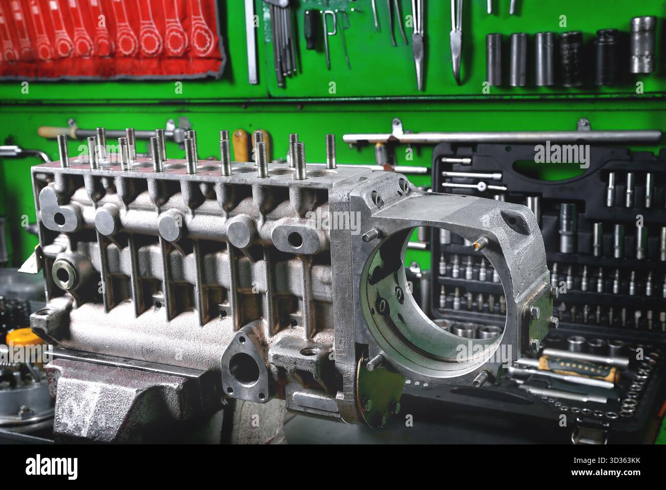 riparazione della pompa di alimentazione per auto, alloggiamento della pompa di alimentazione per camion sul banco di lavoro in servizio, attrezzi di riparazione e banco di lavoro in officina, assistenza per camion, primo piano, focus selettivo Foto Stock