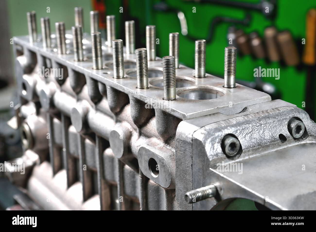 riparazione della pompa di alimentazione per auto, alloggiamento della pompa di alimentazione per camion sul banco di lavoro in servizio, attrezzi di riparazione e banco di lavoro in officina, assistenza per camion, primo piano, focus selettivo Foto Stock