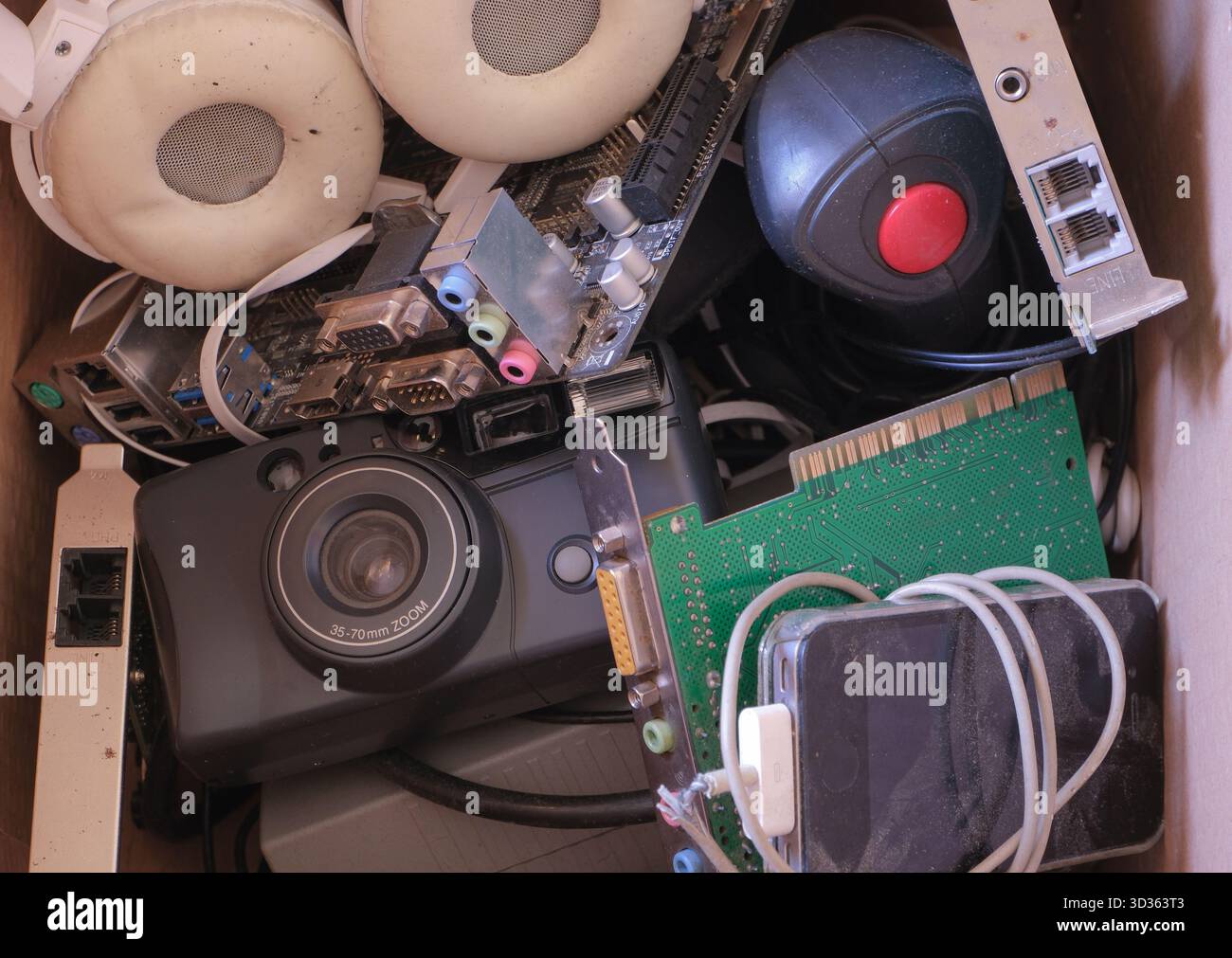 Vecchi componenti elettronici. Dispositivi tecnologici o elettronici scartati. Concetto di rifiuti elettronici. Rifiuti elettronici Foto Stock