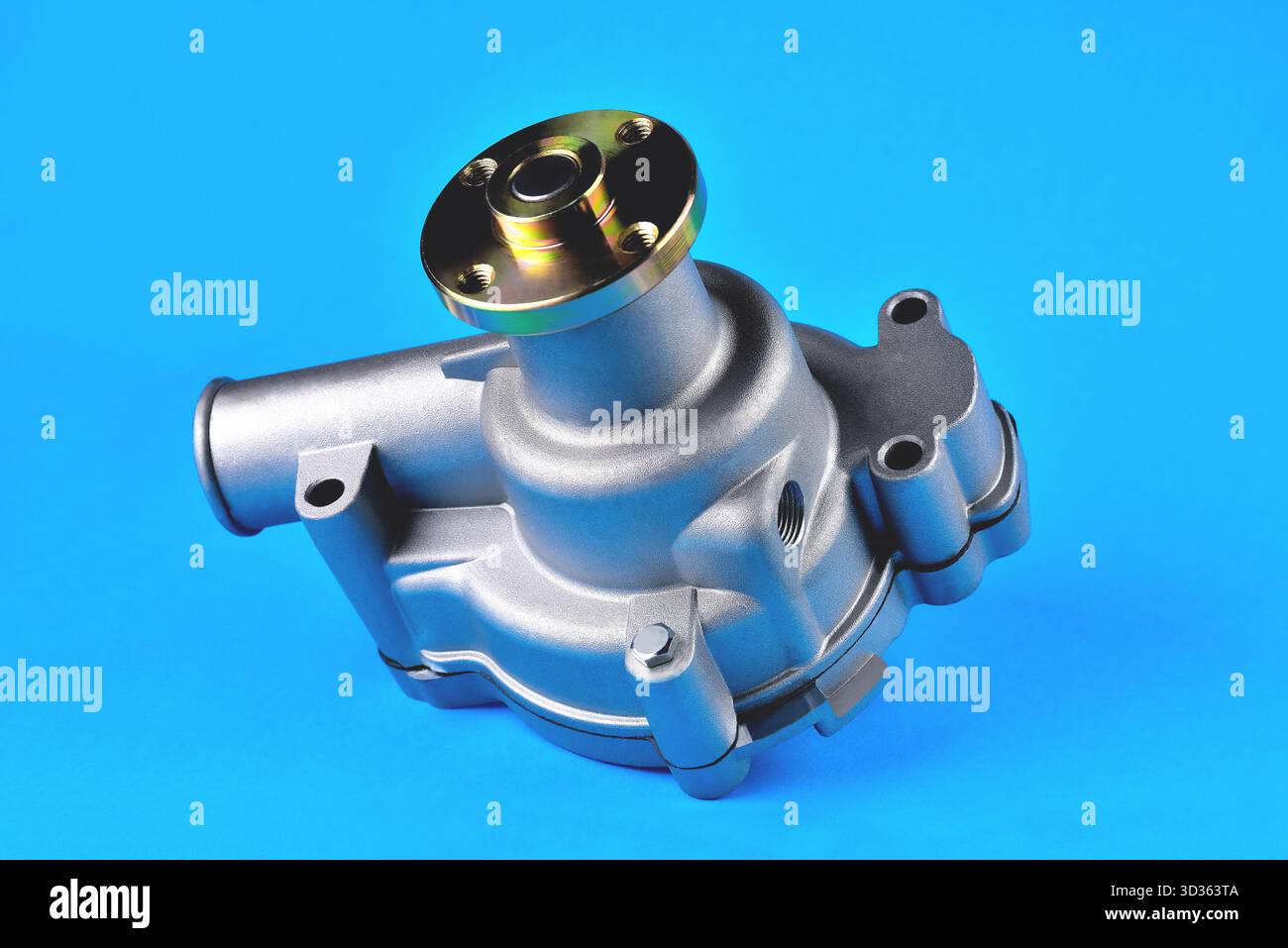 Pompa di raffreddamento del motore, pompa del liquido di raffreddamento del motore per camion, sfondo blu, primo piano, messa a fuoco selettiva Foto Stock