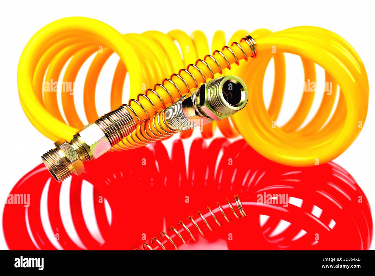 tubo flessibile pneumatico di un veicolo per l'alimentazione di aria compressa da un trattore a un rimorchio, accessori per auto, ricambi per auto, giallo e rosso, dettaglio sfondo bianco Foto Stock