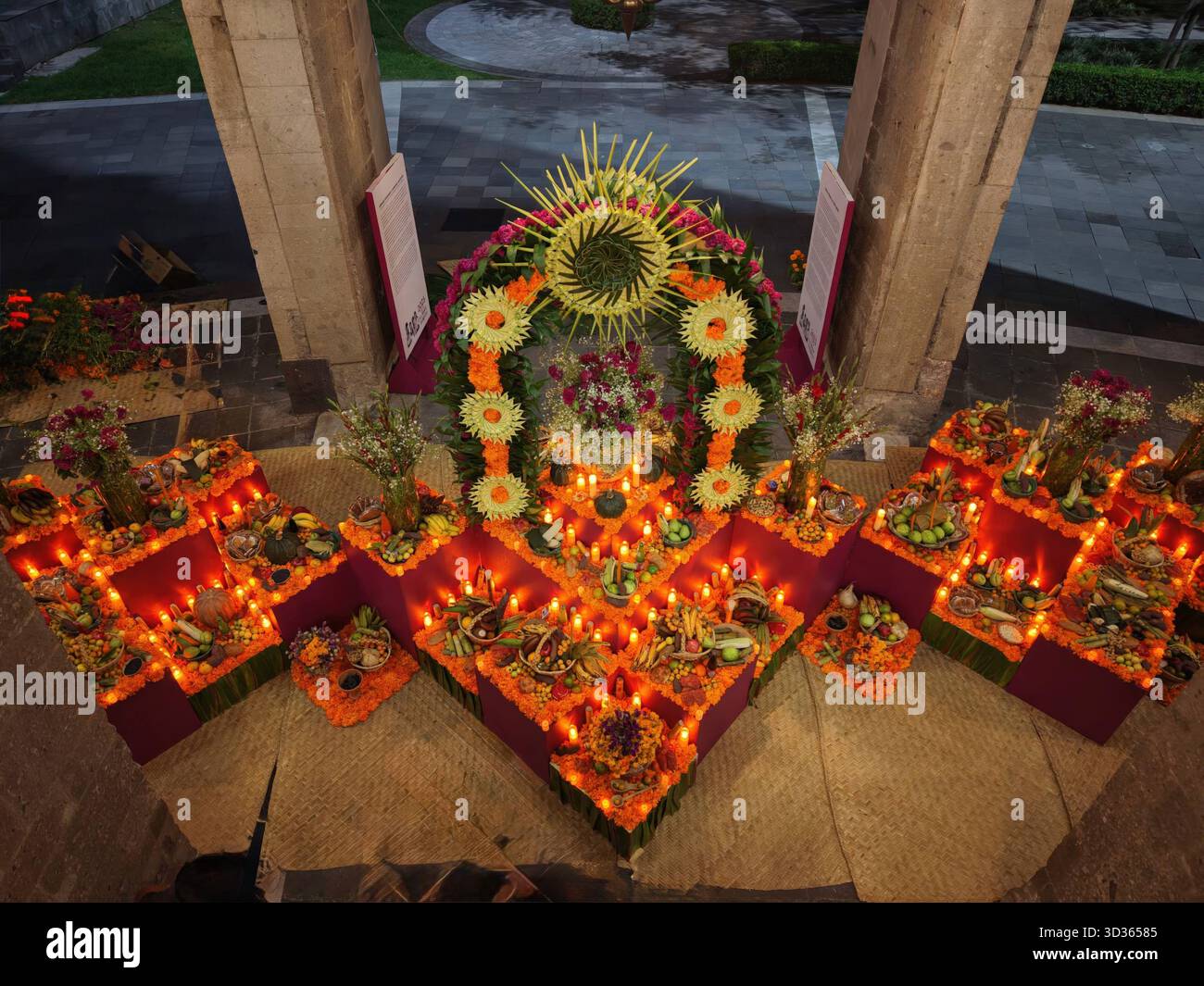 Città del Messico, Messico. 1 novembre 2025. Un tradizionale giorno messicano dei morti ofrenda o altare al Palazzo Nazionale, 1 novembre 2025 a città del Messico, Messico. L'altare colorato è stato creato da donne indigene del National Institute of Indigenous Peoples. Crediti: Saúl López/Ufficio Presidenti messicani/Alamy Live News Foto Stock