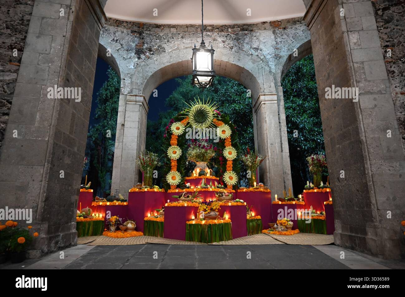 Città del Messico, Messico. 1 novembre 2025. Un tradizionale giorno messicano dei morti ofrenda o altare al Palazzo Nazionale, 1 novembre 2025 a città del Messico, Messico. L'altare colorato è stato creato da donne indigene del National Institute of Indigenous Peoples. Crediti: Saúl López/Ufficio Presidenti messicani/Alamy Live News Foto Stock