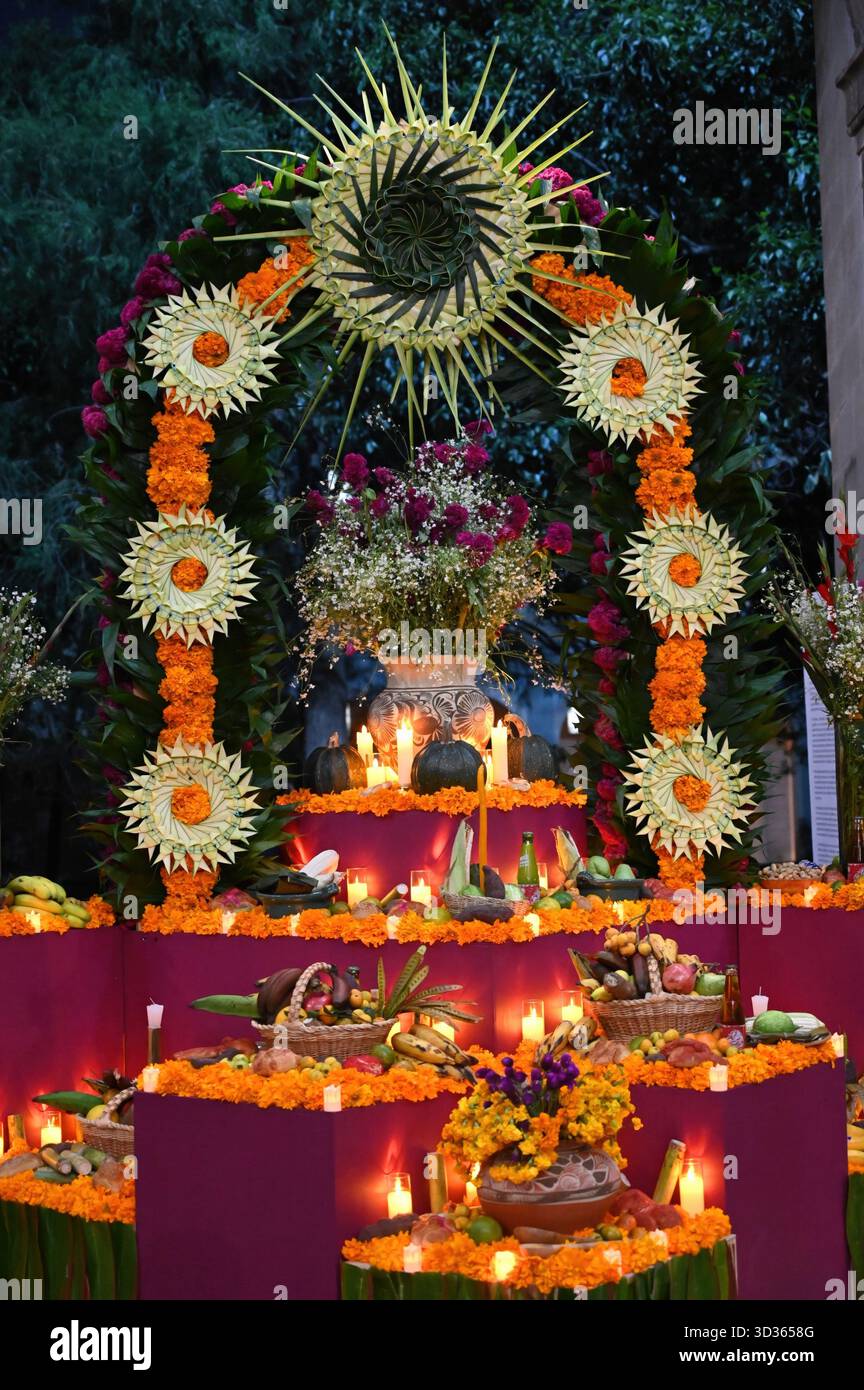 Città del Messico, Messico. 1 novembre 2025. Un tradizionale giorno messicano dei morti ofrenda o altare al Palazzo Nazionale, 1 novembre 2025 a città del Messico, Messico. L'altare colorato è stato creato da donne indigene del National Institute of Indigenous Peoples. Crediti: Saúl López/Ufficio Presidenti messicani/Alamy Live News Foto Stock