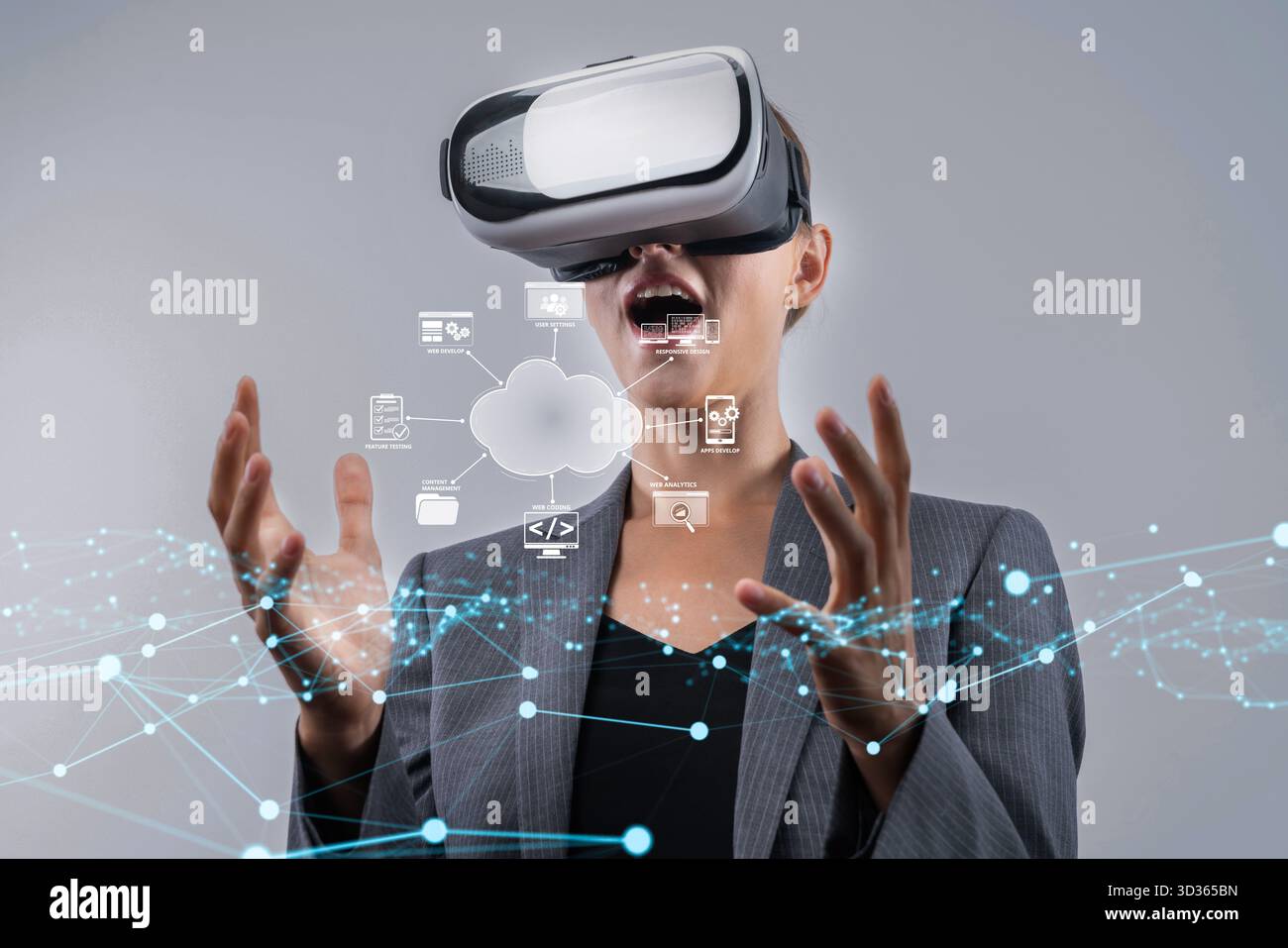 Una donna d'affari interagisce con entusiasmo con strumenti di realtà virtuale, esplorando soluzioni di cloud computing per servizi online innovativi e. Foto Stock