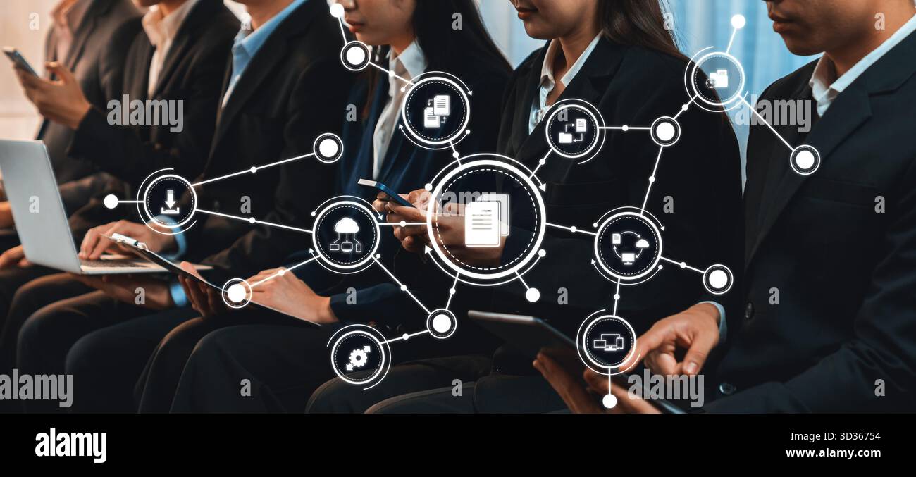 Un ambiente professionale che mette in mostra il lavoro di squadra e gli strumenti di comunicazione digitale, sottolineando l'importanza di strategie di gestione efficaci nel moderno Foto Stock