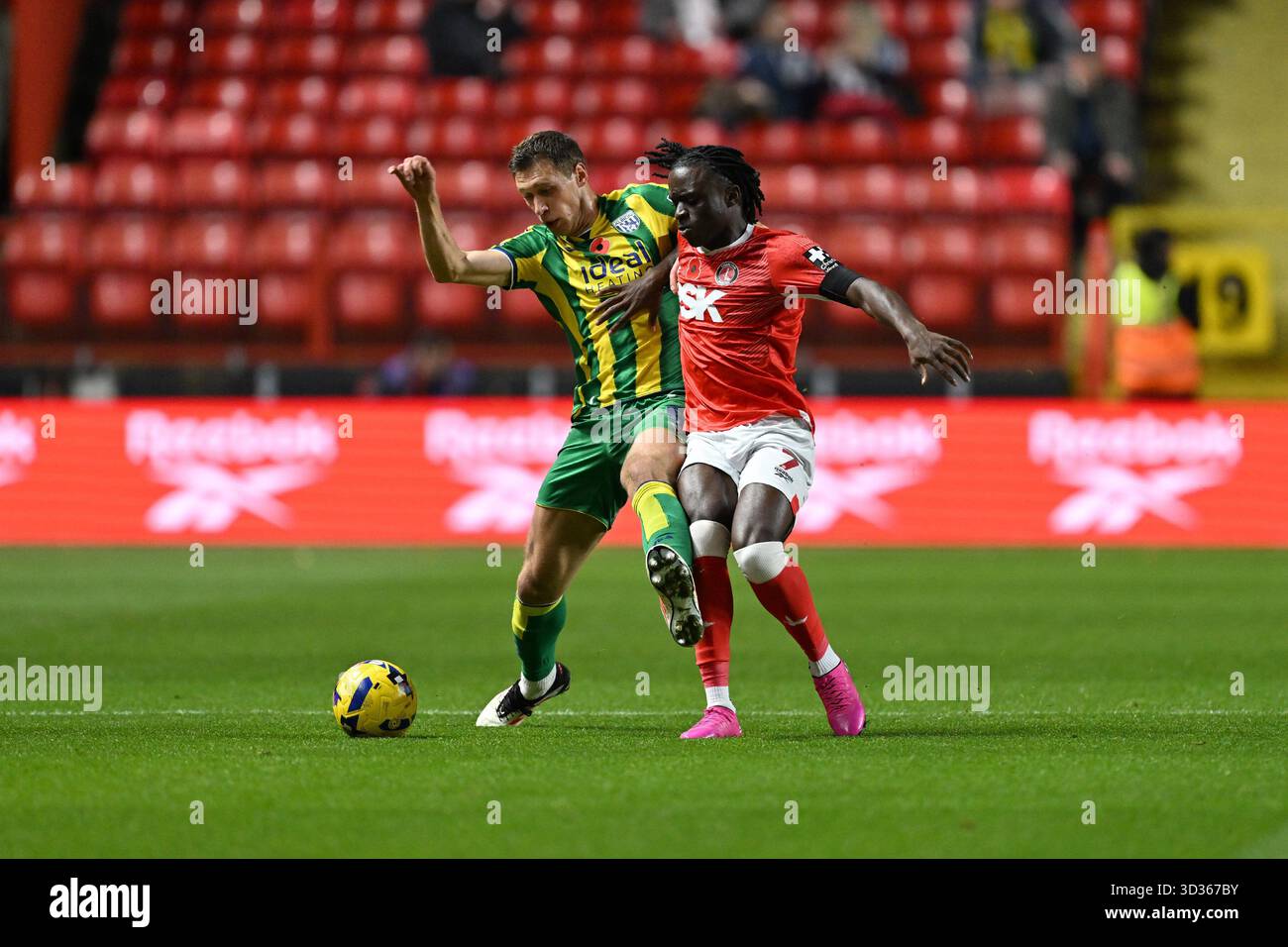 Londra, Inghilterra, 4 novembre 2025: Il West Bromwich Albions Christian Bielik batte il Tyreece Campbell SkyBet Championship di Charlton tra il Charlton Athletic e il West Bromwich Albion alla Valley, Londra Credit: Keith Gillard/Alamy Live News Foto Stock