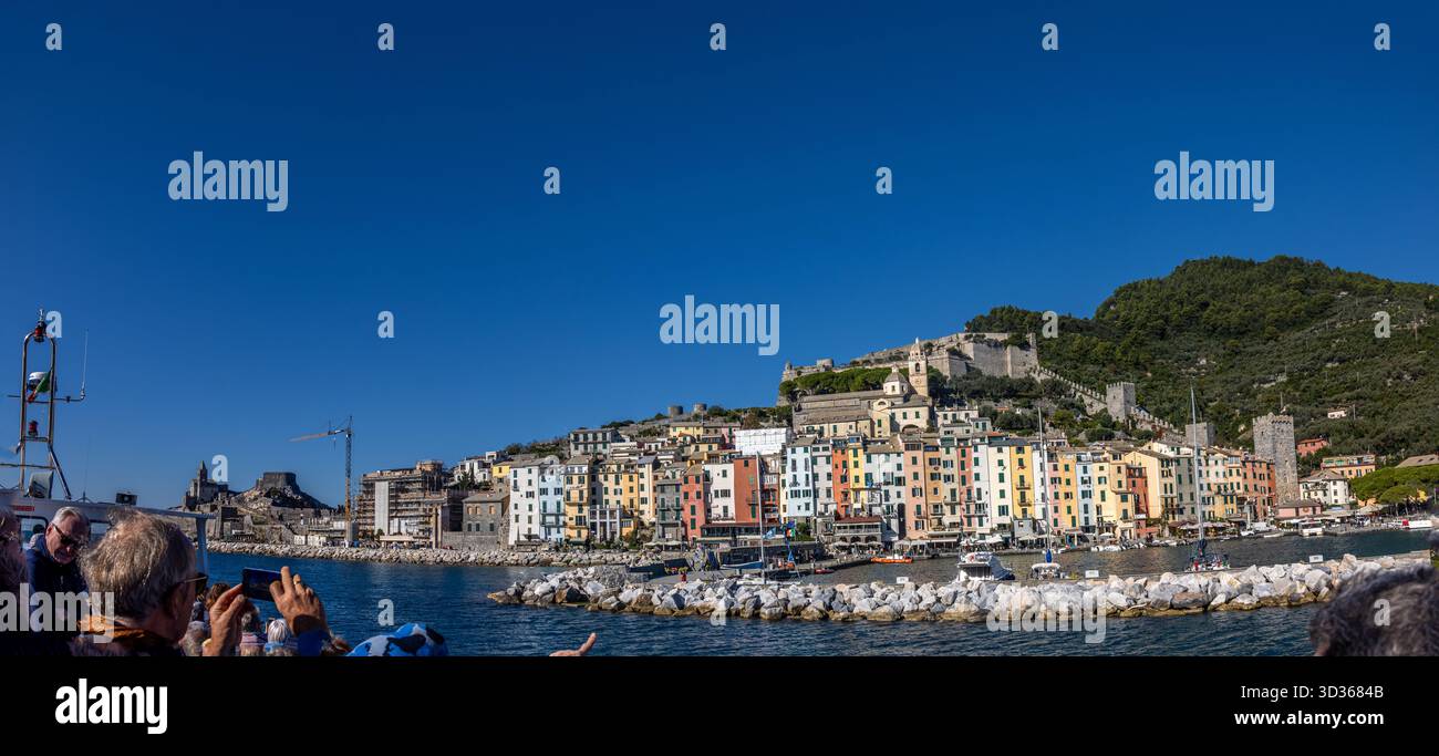 Panorámica de la costa de Liguria y de los coloridos pueblos de cinque Terre vistos desde el mar en un crucero y en día soleado. Liguria, Italia Foto Stock