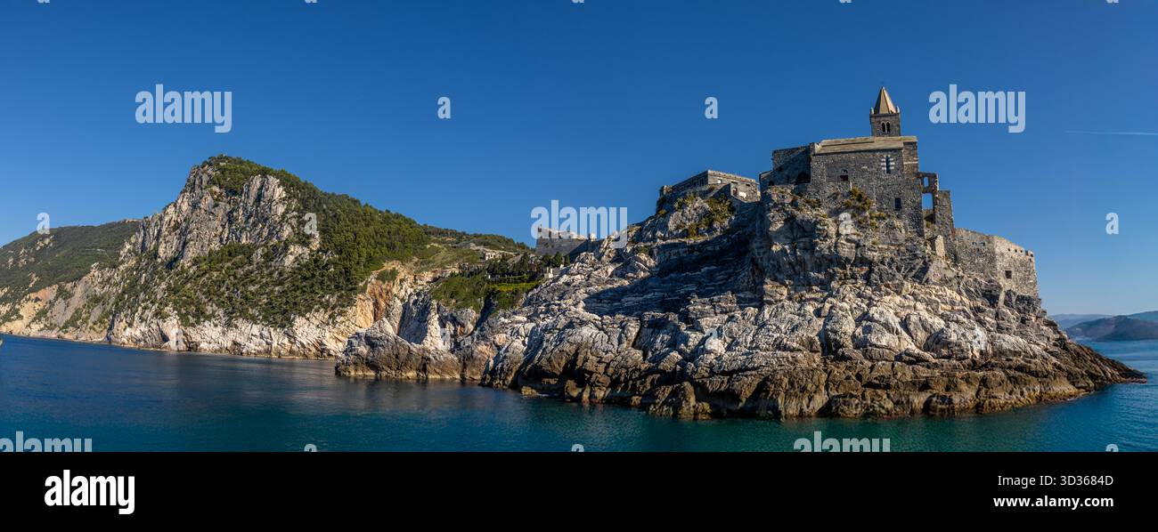 Panorámica de la costa de Liguria y de los coloridos pueblos de cinque Terre vistos desde el mar en un crucero y en día soleado. Liguria, Italia Foto Stock