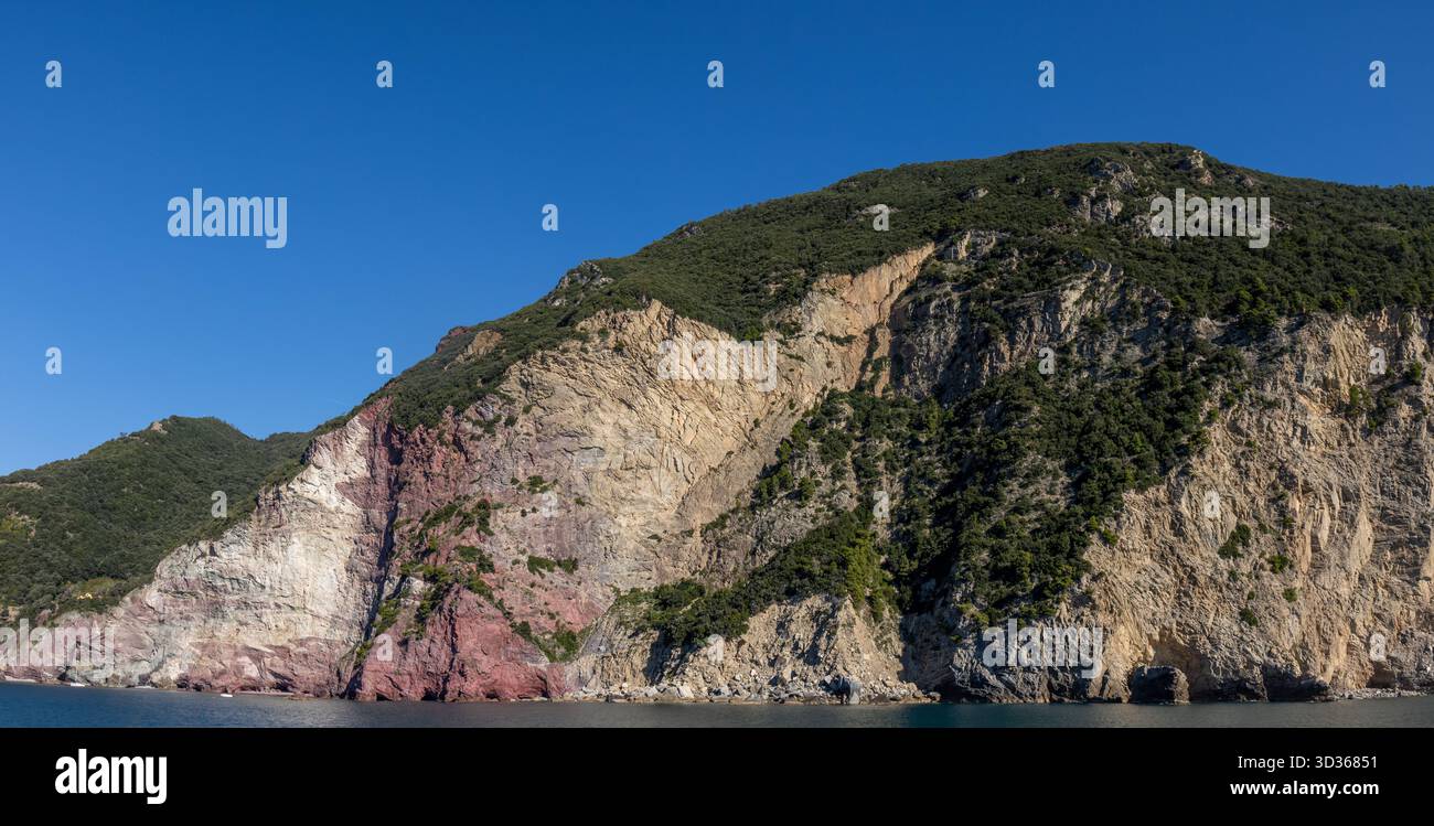 Panorámica de la costa de Liguria y de los coloridos pueblos de cinque Terre vistos desde el mar en un crucero y en día soleado. Liguria, Italia Foto Stock