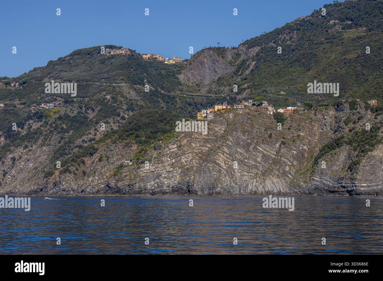 Panorámica de la costa de Liguria y de los coloridos pueblos de cinque Terre vistos desde el mar en un crucero y en día soleado. Liguria, Italia Foto Stock