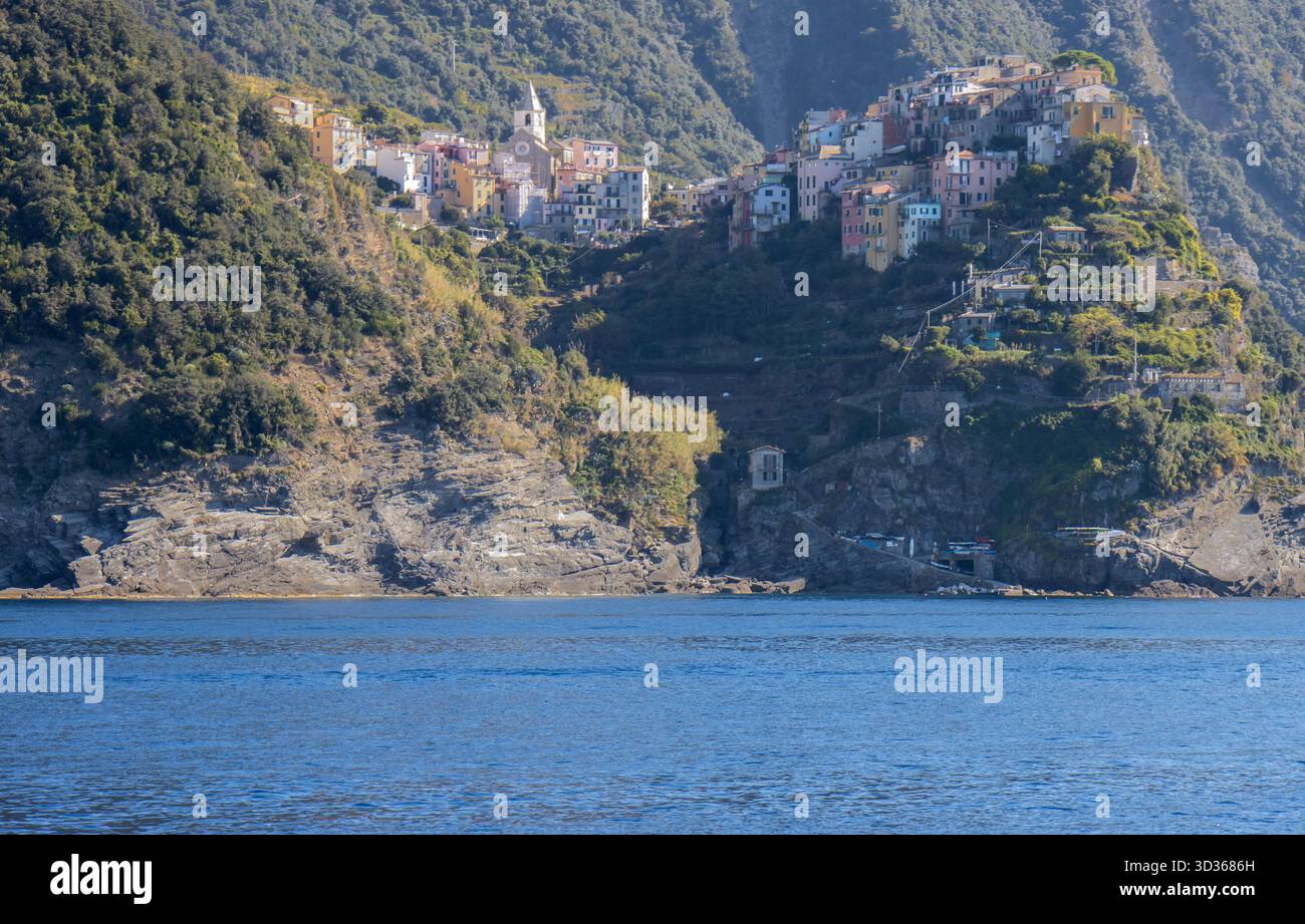Panorámica de la costa de Liguria y de los coloridos pueblos de cinque Terre vistos desde el mar en un crucero y en día soleado. Liguria, Italia Foto Stock