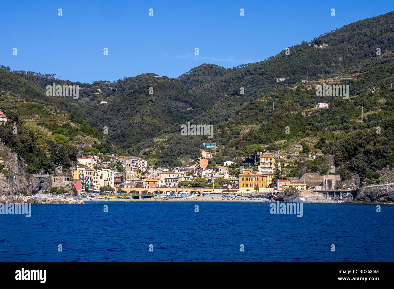Panorámica de la costa de Liguria y de los coloridos pueblos de cinque Terre vistos desde el mar en un crucero y en día soleado. Liguria, Italia Foto Stock