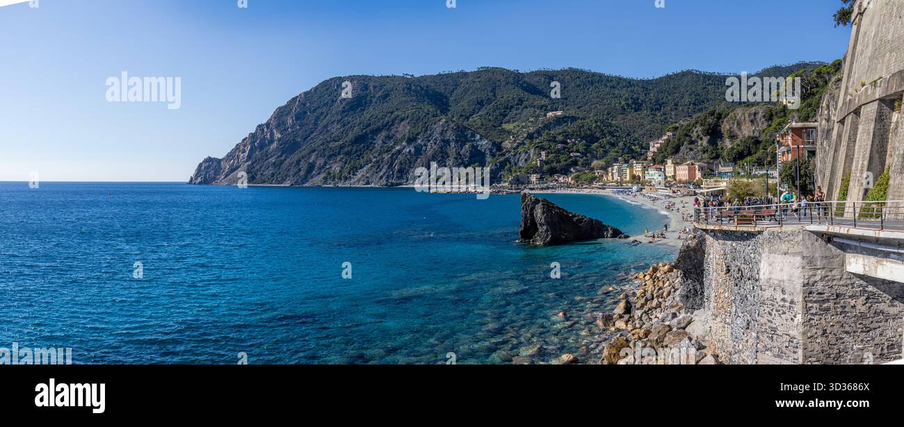 Playa de Monterosso al Mare desde lo alto, con el mar de color turquesa y casas de colores típicas de la costa de Liguria. Cinque Terre, Italia Foto Stock