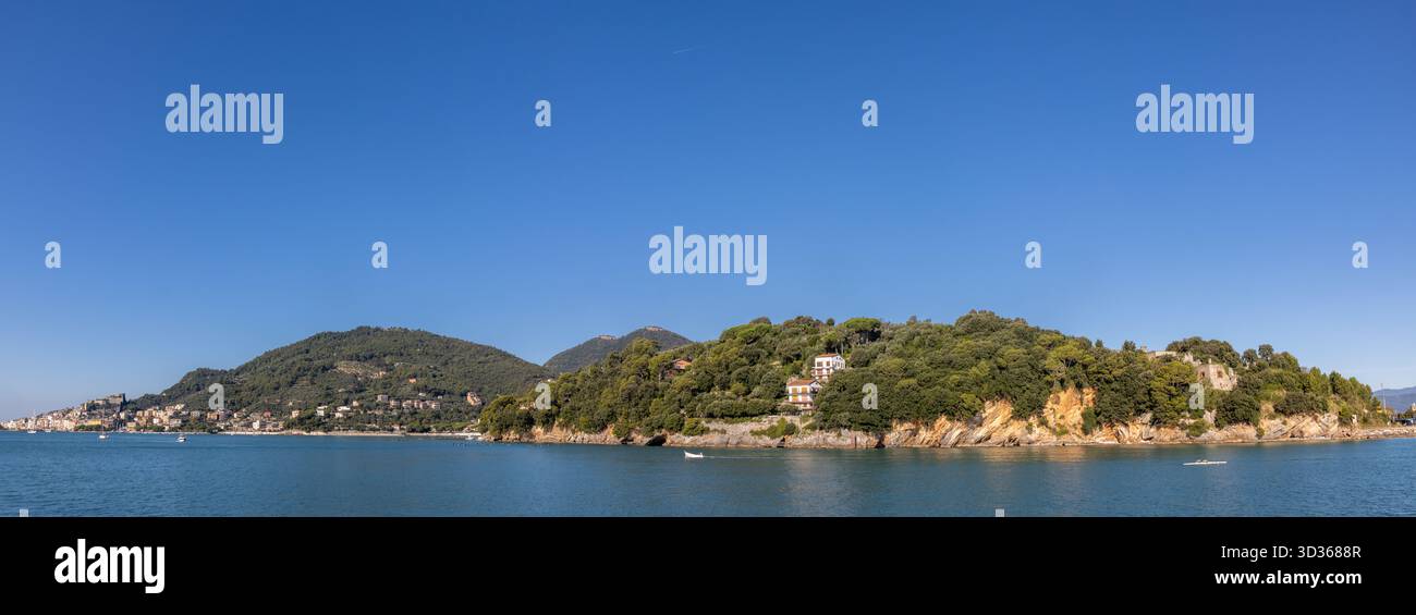 Panorámica de la costa de Liguria y de los coloridos pueblos de cinque Terre vistos desde el mar en un crucero y en día soleado. Liguria, Italia Foto Stock