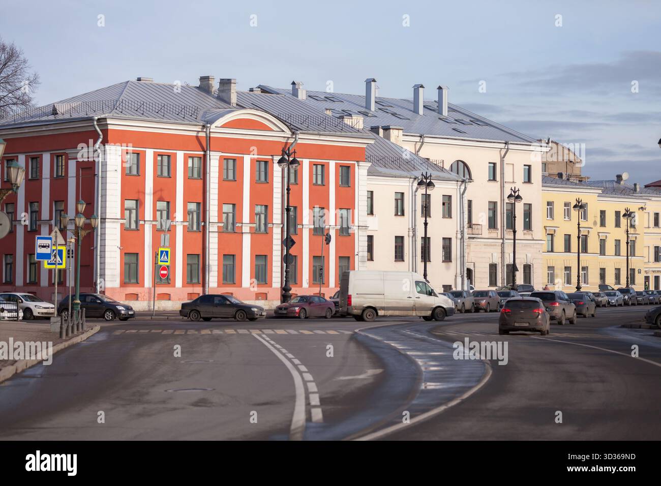 San Pietroburgo, Russia - 21 febbraio 2020: Vista sulla strada dell'isola Vasilevsky, le auto si rivolgono al tenente Schmidt Embankment Foto Stock