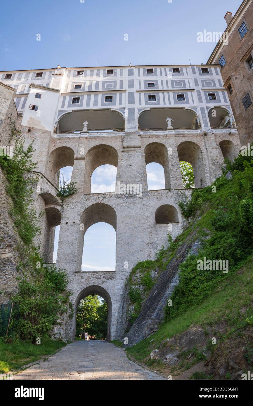 Il ponte Cloak è un ponte a più archi su un fossato del castello, con vista sul castello e sulla città vecchia di Cesky Krumlov. Foto Stock