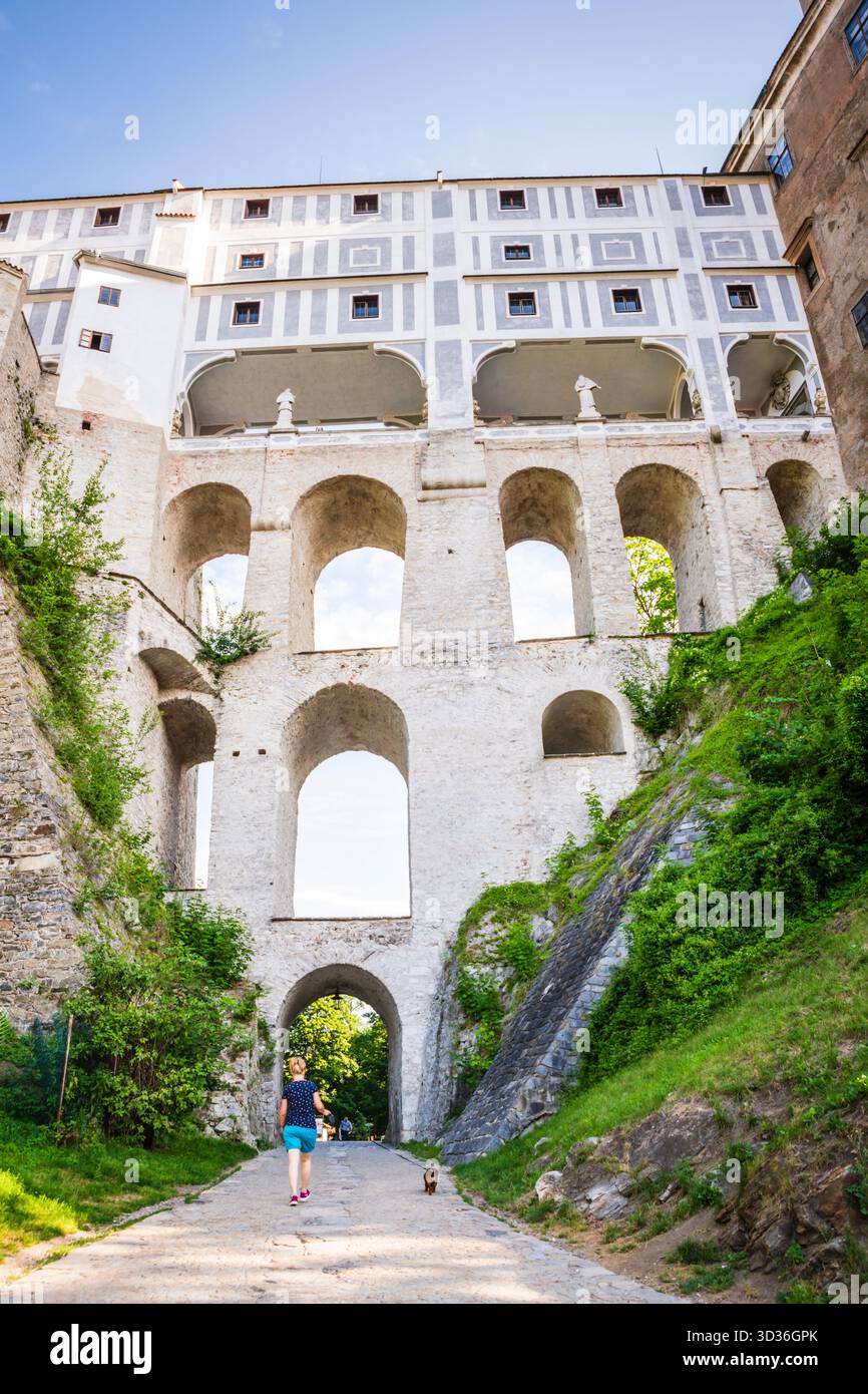 Passeggia sotto il Cloak Bridge, un ponte a più archi su un fossato del castello, con vista sul castello e sulla città vecchia. Foto Stock