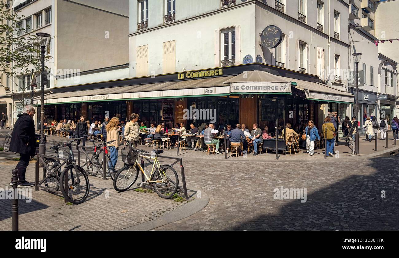 Parigi, Francia, Marte 25th 2025, veduta di le Commerce, una brasserie e ristorante nel 15 ° distretto Foto Stock