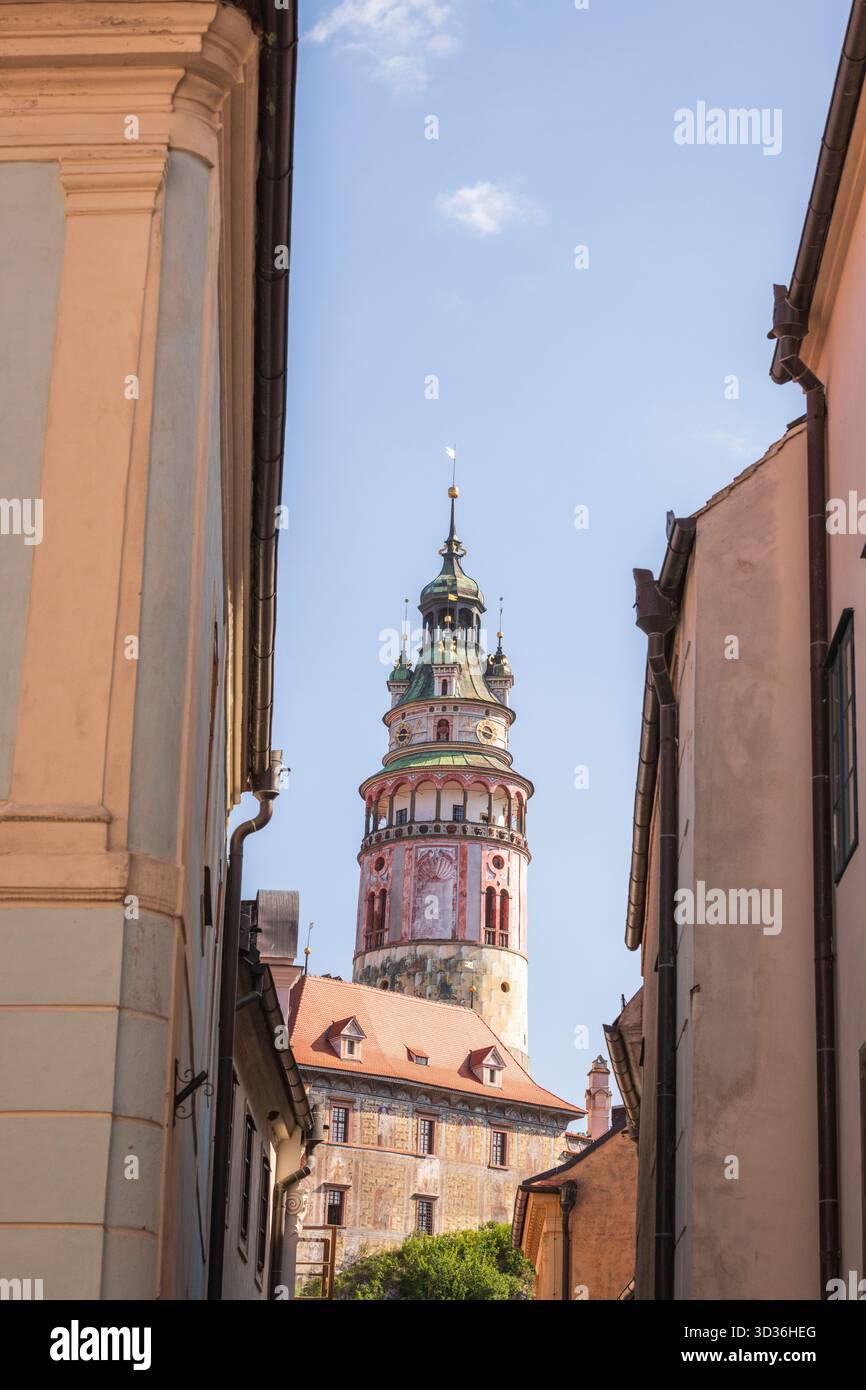 La colorata torre del castello di Český Krumlov a 6 piani è una miscela di stili gotici e rinascimentali. Foto Stock