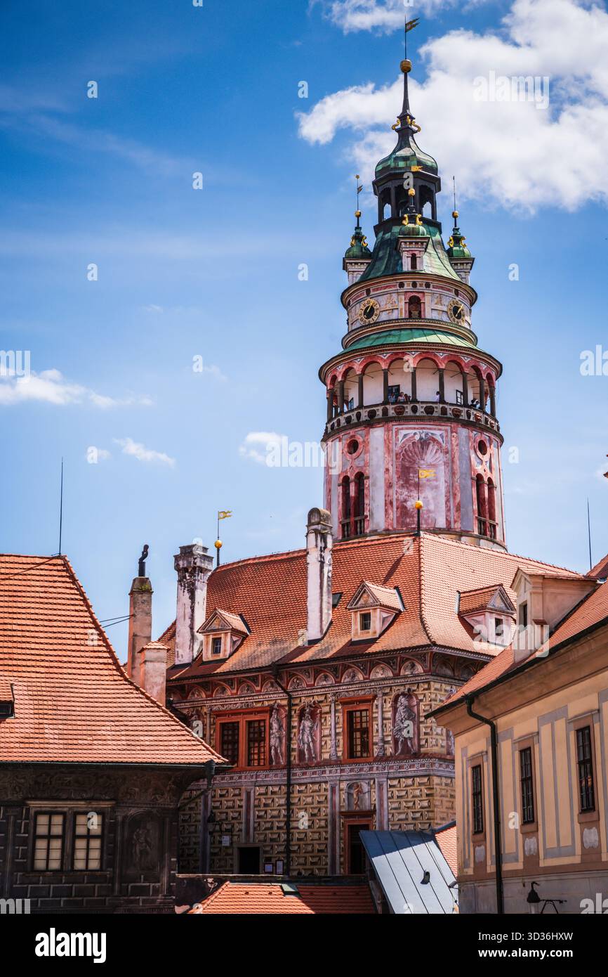 La colorata torre del castello di Český Krumlov a 6 piani è una miscela di stili gotici e rinascimentali. Foto Stock