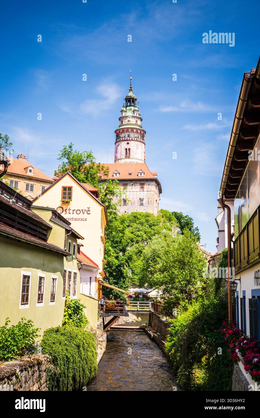 Vista della colorata torre del castello di Cesky Krumlov a 6 piani con il fiume Vitava in primo piano. Foto Stock