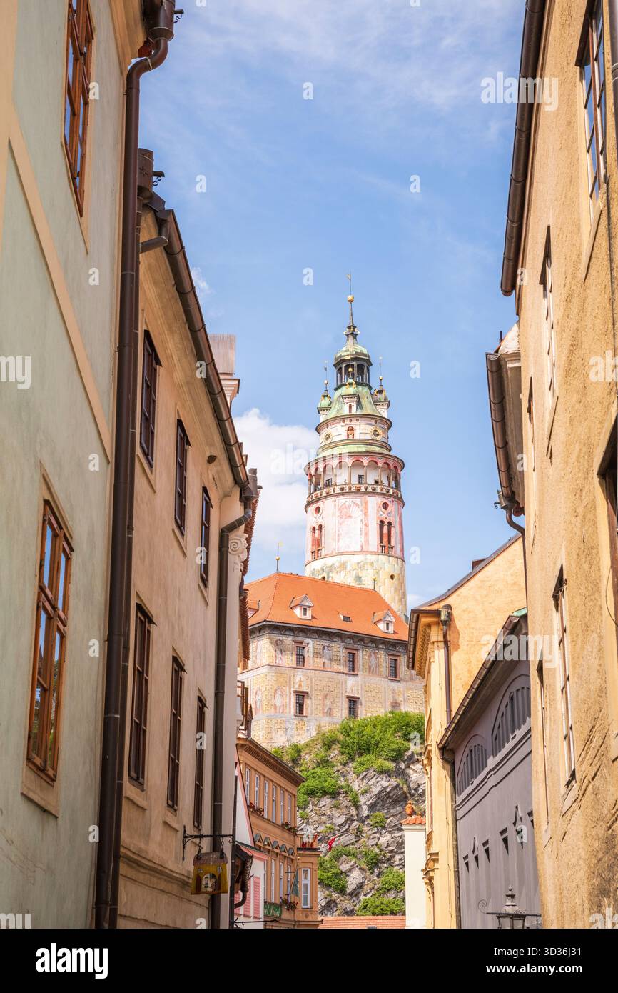 La colorata torre del castello di Cesky Krumlov a 6 piani incorniciata da edifici medievali della città vecchia. Foto Stock