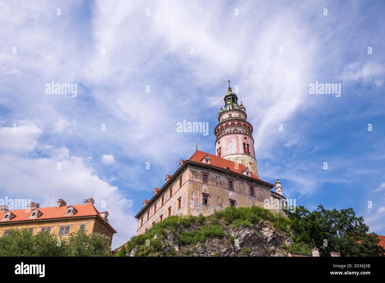 La colorata torre del castello di Český Krumlov a 6 piani è una miscela di stili gotici e rinascimentali. Foto Stock