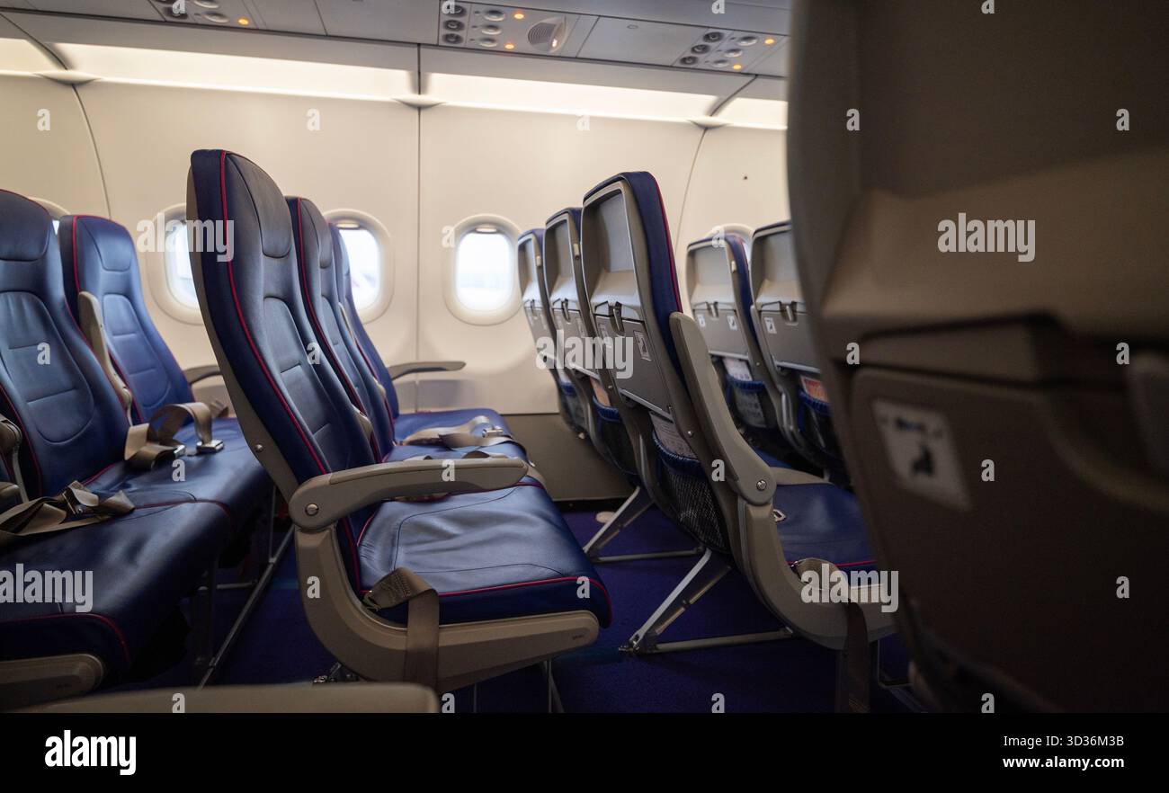 la cabina dell'aereo è vuota con posti a sedere e finestre Foto Stock
