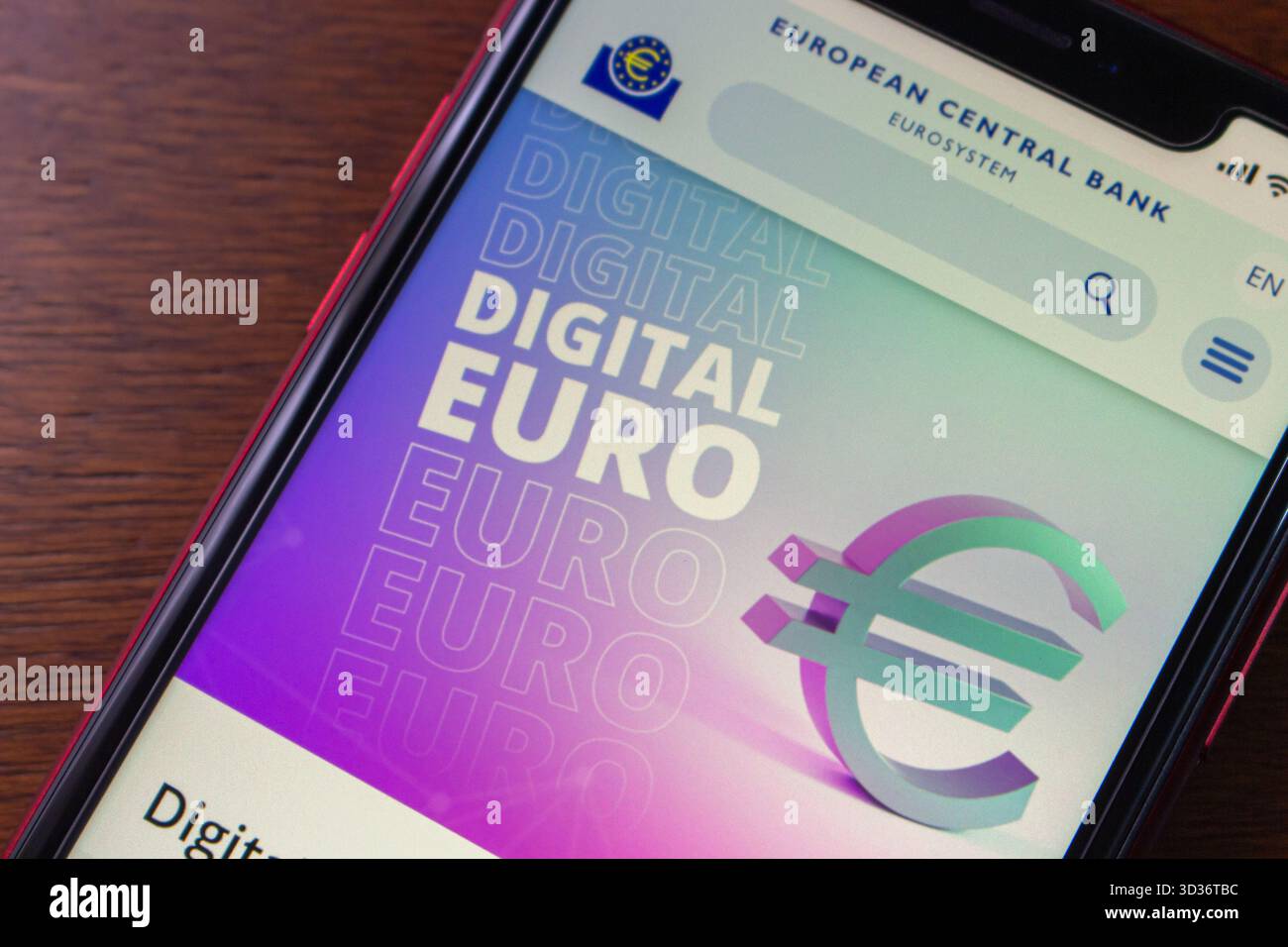 Primo piano di uno schermo mobile che visualizza il sito web della Banca centrale europea, che mette in evidenza il concetto e la progettazione dell'euro digitale. Foto Stock