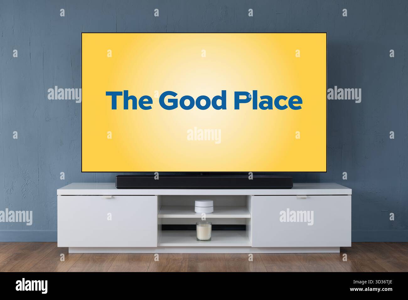 Un televisore OLED widescreen che mostra la scena introduttiva della serie TV The Good Place, visto in un salotto contemporaneo. Foto Stock