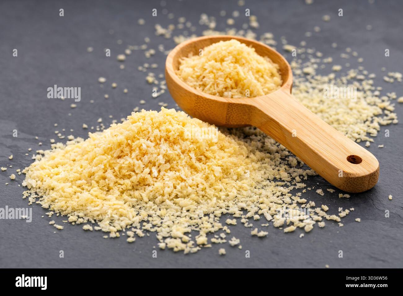 Pangrattato giallo croccante in un misurino di legno Foto Stock