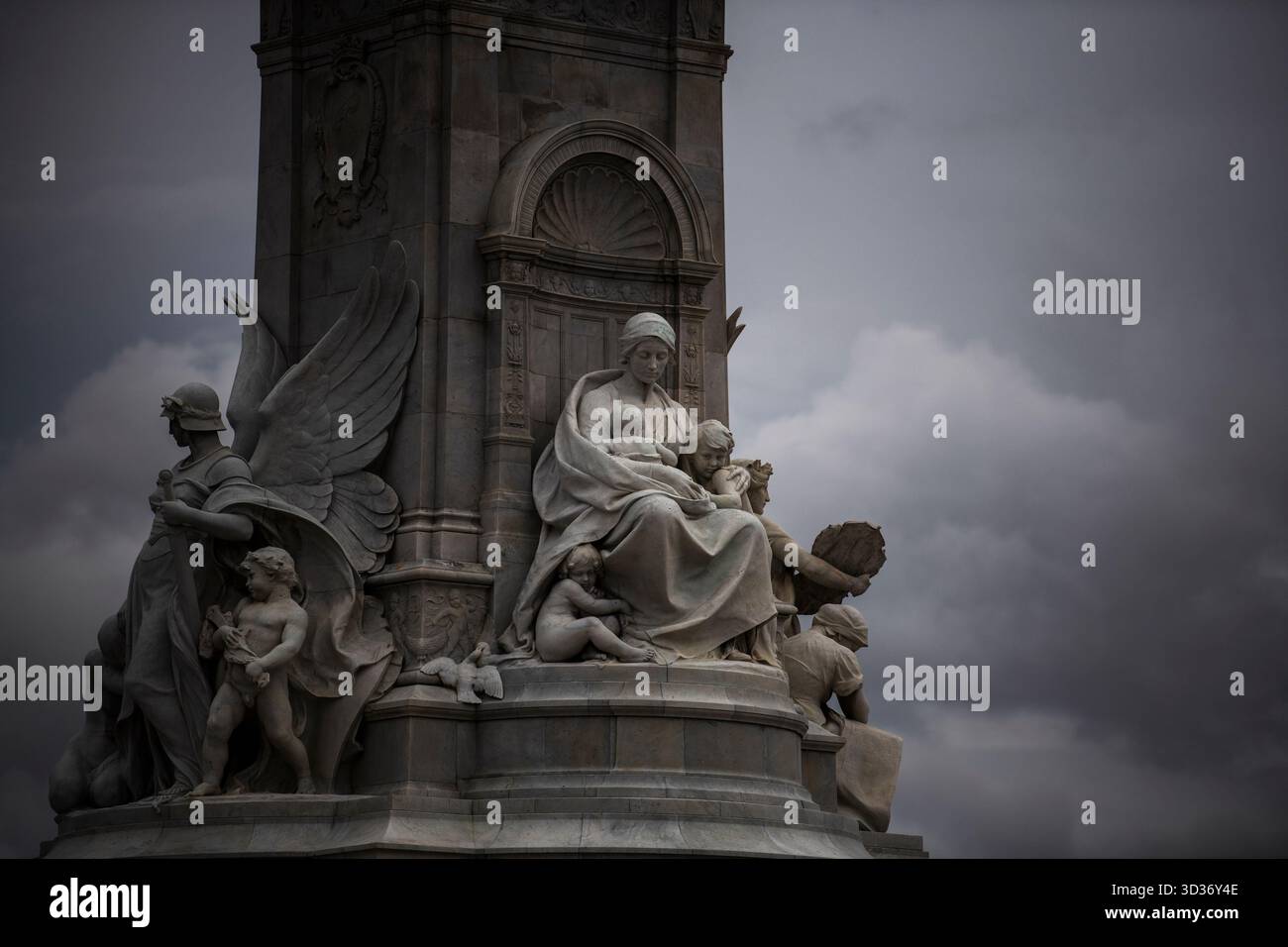 Queen Victoria Memorial, Londra, Regno Unito - 14 ottobre 2022 - fotografie di viaggio che catturano l'architettura senza tempo e il patrimonio di questo monumento reale. Foto Stock
