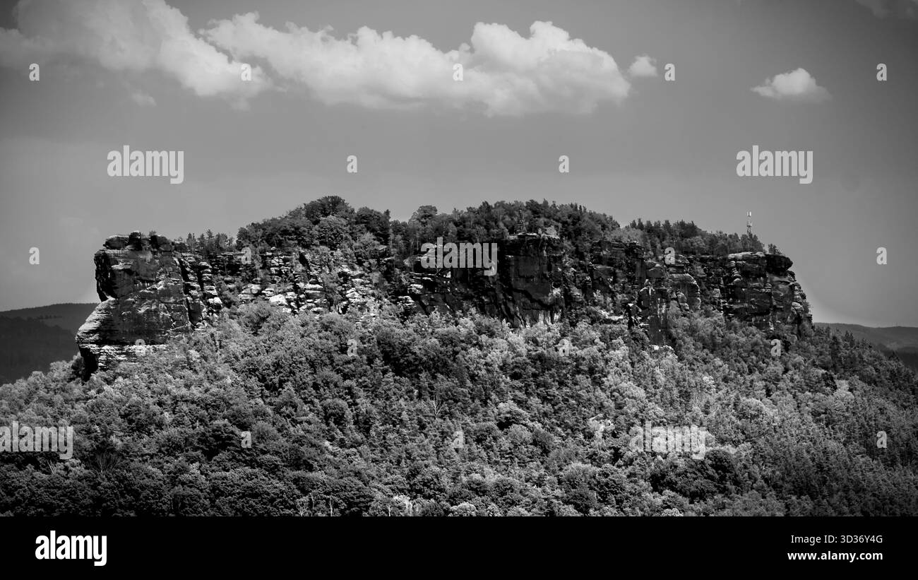 Vista in bianco e nero dalla Fortezza di Königstein sul fiume Elba e sul Lilienstein, che enfatizza il contrasto drammatico e l'ampio paesaggio. Foto Stock