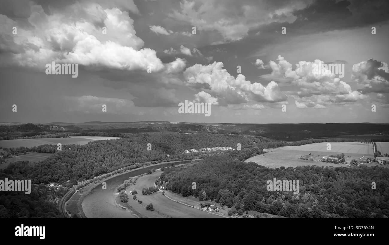 Vista in bianco e nero dalla Fortezza di Königstein sul fiume Elba e sul Lilienstein, che enfatizza il contrasto drammatico e l'ampio paesaggio. Foto Stock