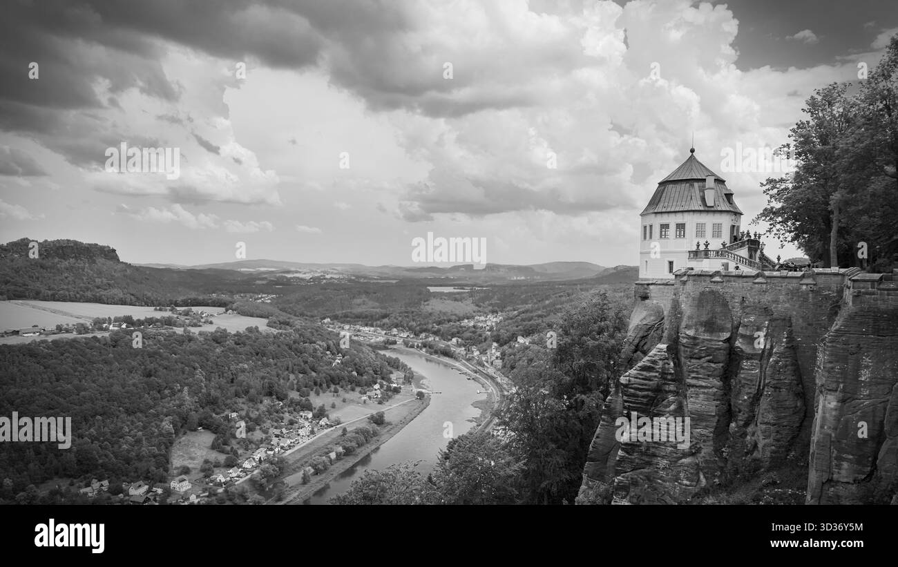 Vista in bianco e nero dalla Fortezza di Königstein sul fiume Elba e sul Lilienstein, che enfatizza il contrasto drammatico e l'ampio paesaggio. Foto Stock
