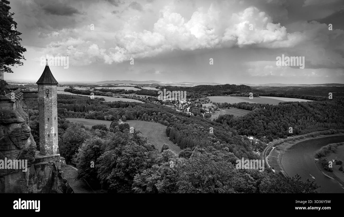 Vista in bianco e nero dalla Fortezza di Königstein sul fiume Elba e sul Lilienstein, che enfatizza il contrasto drammatico e l'ampio paesaggio. Foto Stock