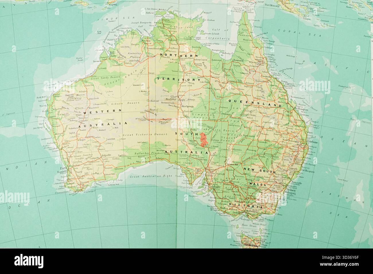 Mappa dettagliata sezione dell'Australia sud-est asiatico, che mostra i confini politici, le altezze del terreno, le coste, le capitali probabilmente da un vecchio Foto Stock