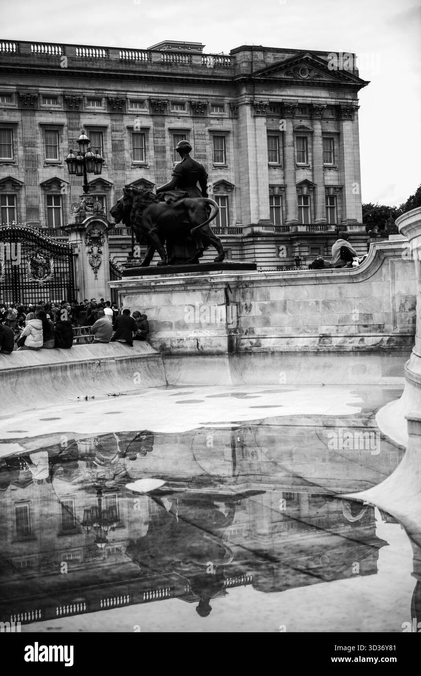 Fuori da Buckingham Palace, Londra, Regno Unito - 14 ottobre 2022 - fotografie di viaggio che catturano l'architettura senza tempo e il patrimonio di questo monumento reale. Foto Stock