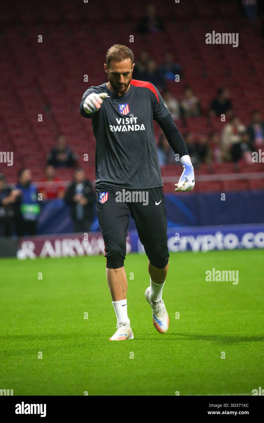 Madrid, Spagna, 4 novembre 2025: Il portiere degli Atleti Jan Oblak (13) si scalda durante il quarto giorno della fase a gironi della Champions League 2025-26 tra Atleti e Union SG il 4 novembre 2025 allo stadio Metropolitano di Madrid, Spagna. Crediti: Alberto Brevers / Alamy Live News. Foto Stock