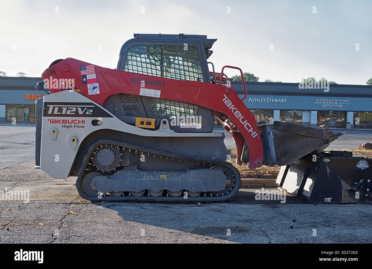 Houston, Texas USA 10-21-2022: Vista laterale minipala cingolata compatta Takeuchi TL12V2 parcheggiata. Foto Stock