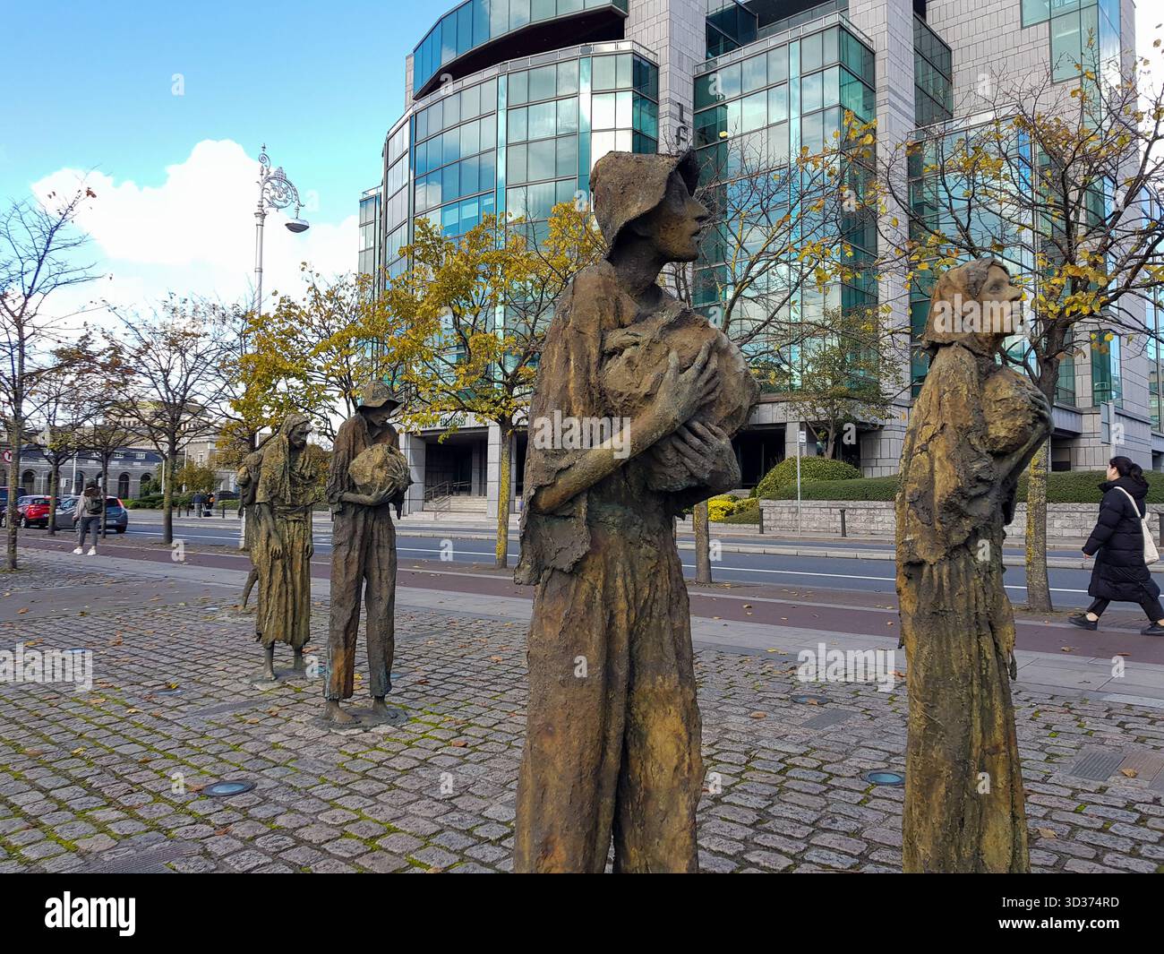 Il Famine Memorial di Rowan Gillespie sul Custom House Quay a Dublin City Docklands, Irlanda, grande carestia irlandese con fiume Liffey in bronzo Foto Stock