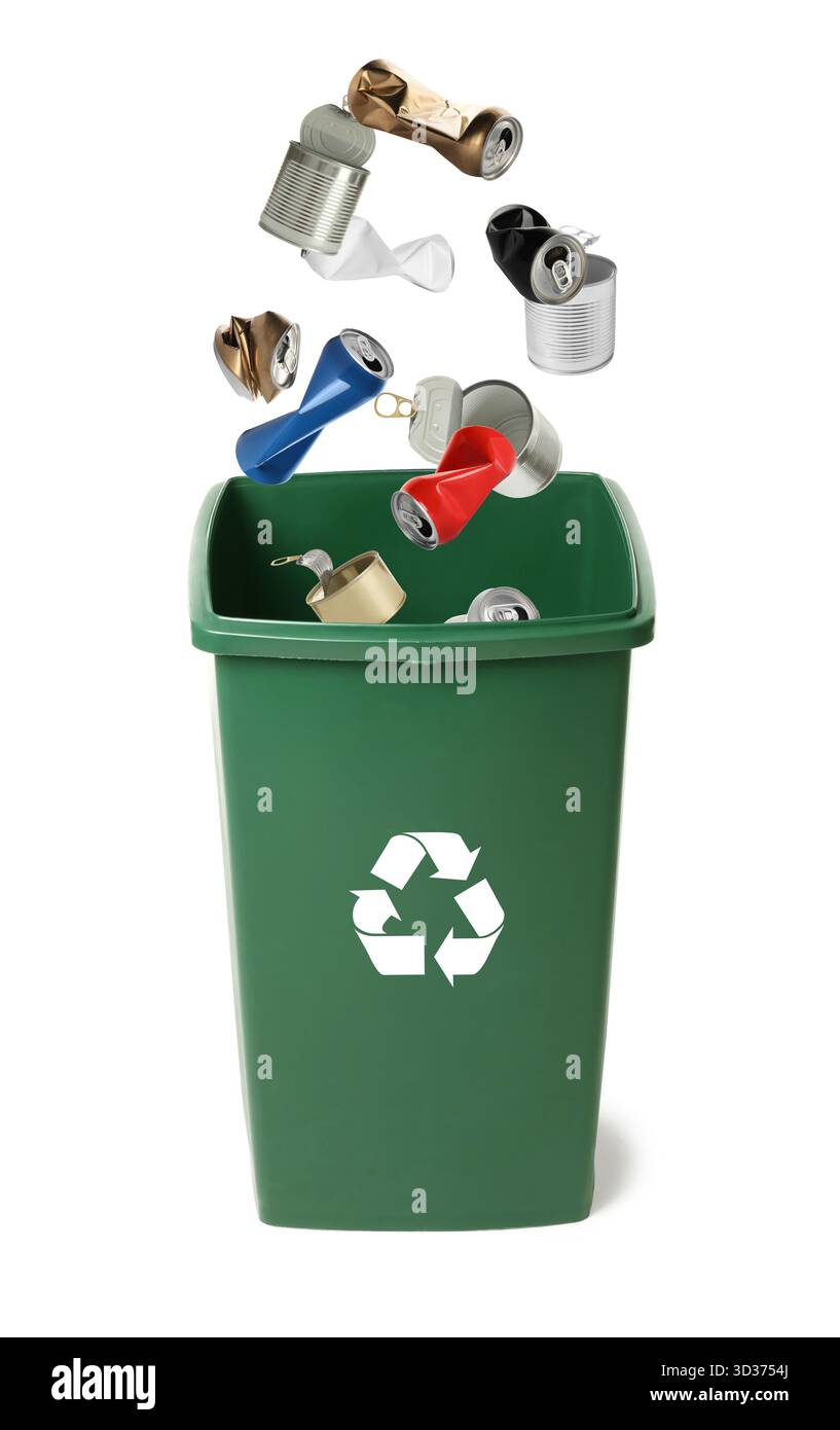 La spazzatura cade nel cestino con il simbolo di riciclaggio su sfondo bianco. Smistamento dei rifiuti Foto Stock