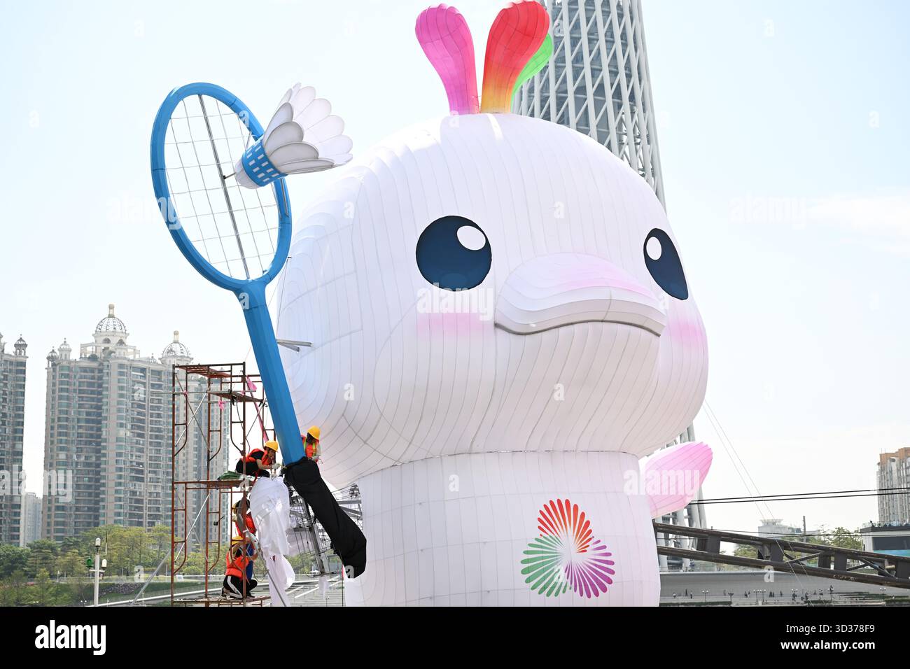 Guangzhou, Cina. 1 novembre 2025. I lavoratori hanno assemblato una scultura di mascotte su larga scala per i Giochi nazionali sul fiume delle Perle a Haixinsha Wharf a Guangzhou, capitale della provincia del Guangdong della Cina meridionale, il 1° novembre 2025. Secondo quanto riferito, la mascotte alta 15 metri, realizzata utilizzando la tradizionale tecnica "Caizha" (rilegatura di carta colorata), è stata installata su un pontile sull'asse centrale del fiume delle Perle, creando una scena suggestiva accanto ai simboli della città di Guangzhou. Credito: Chen Chuhong/China News Service/Alamy Live News Foto Stock