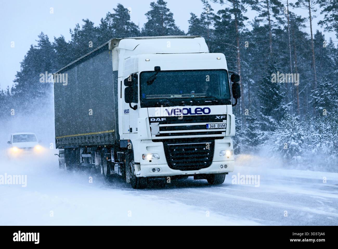 Il semicarro DAF XF bianco trasporta merci su strade ghiacciate e innevate in inverno. Salo, Finlandia. 18 gennaio 2029. Foto Stock