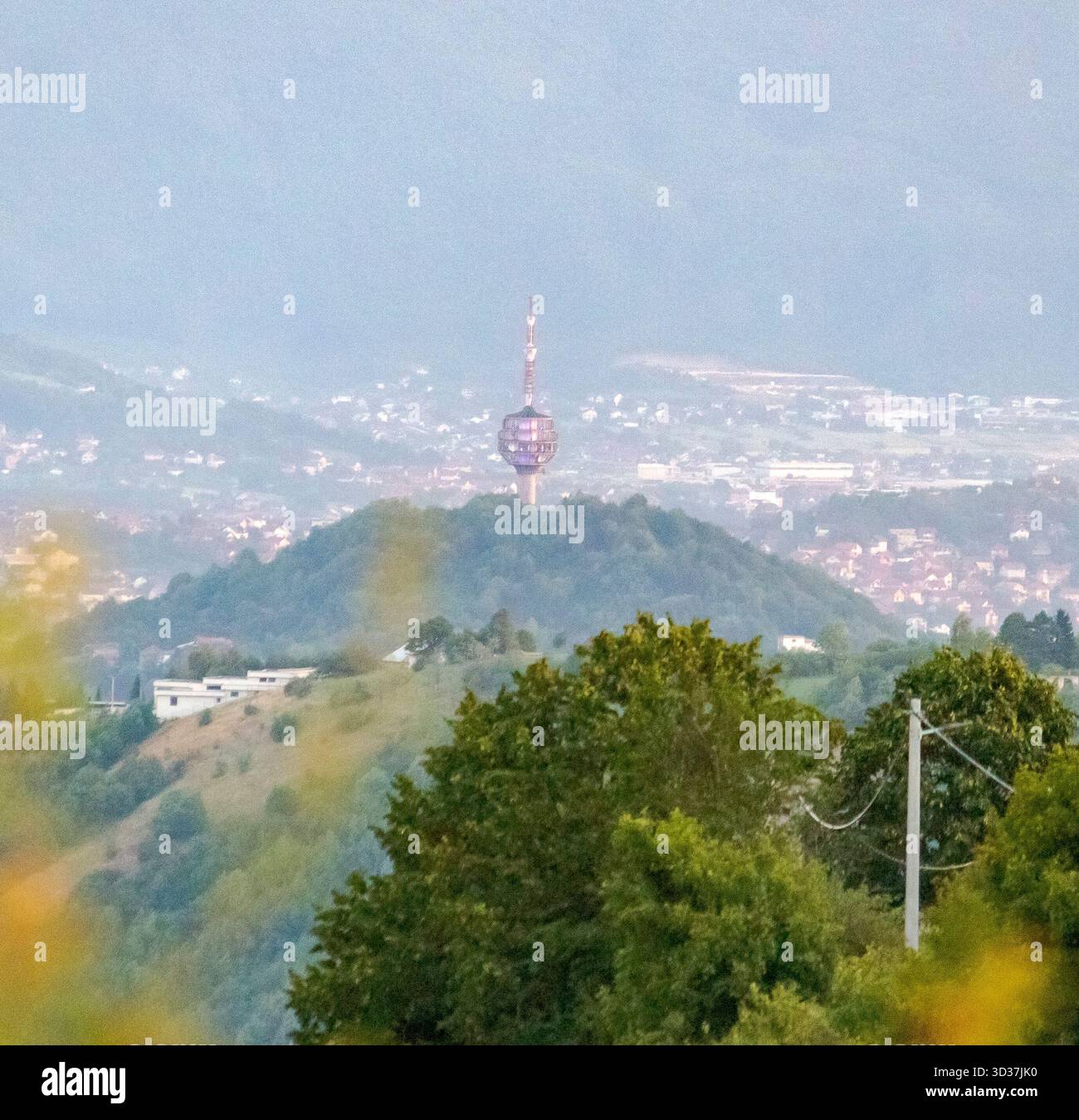 Ripetitore Hum sopra Sarajevo - infrastruttura di trasmissione e eredità olimpica sulla collina di Hum, Bosnia ed Erzegovina. Foto Stock