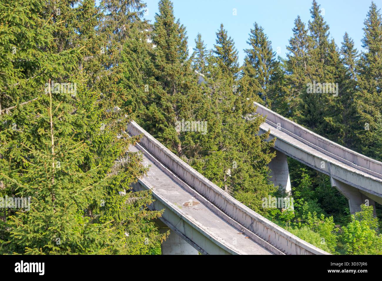 Salto con gli sci di Igman e sito olimpico vicino a Sarajevo, luogo storico delle Olimpiadi invernali del 1984, ora abbandonato. Foto Stock