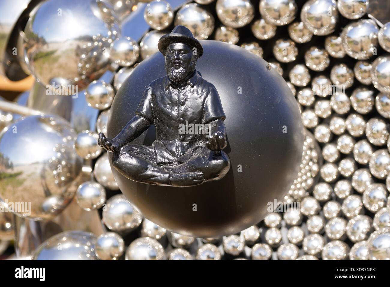 Dettaglio dell'OCCHIO COSMICO di Shovin Bhattacharjee SCULPTURE at SCULPTURE BY THE SEA 2025, Australia Foto Stock